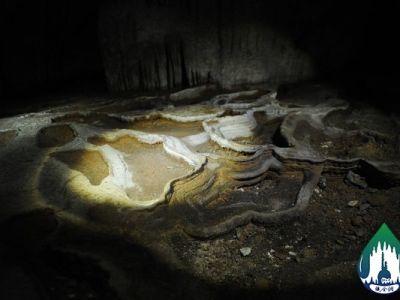 18-2-1-Features of flowstone sediments in Zhijindong Cave