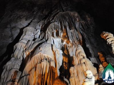 20-Features of wall flowstones in Zhijindong Cave